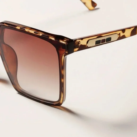 Oversized Sunglasses - Picture 2 of 3